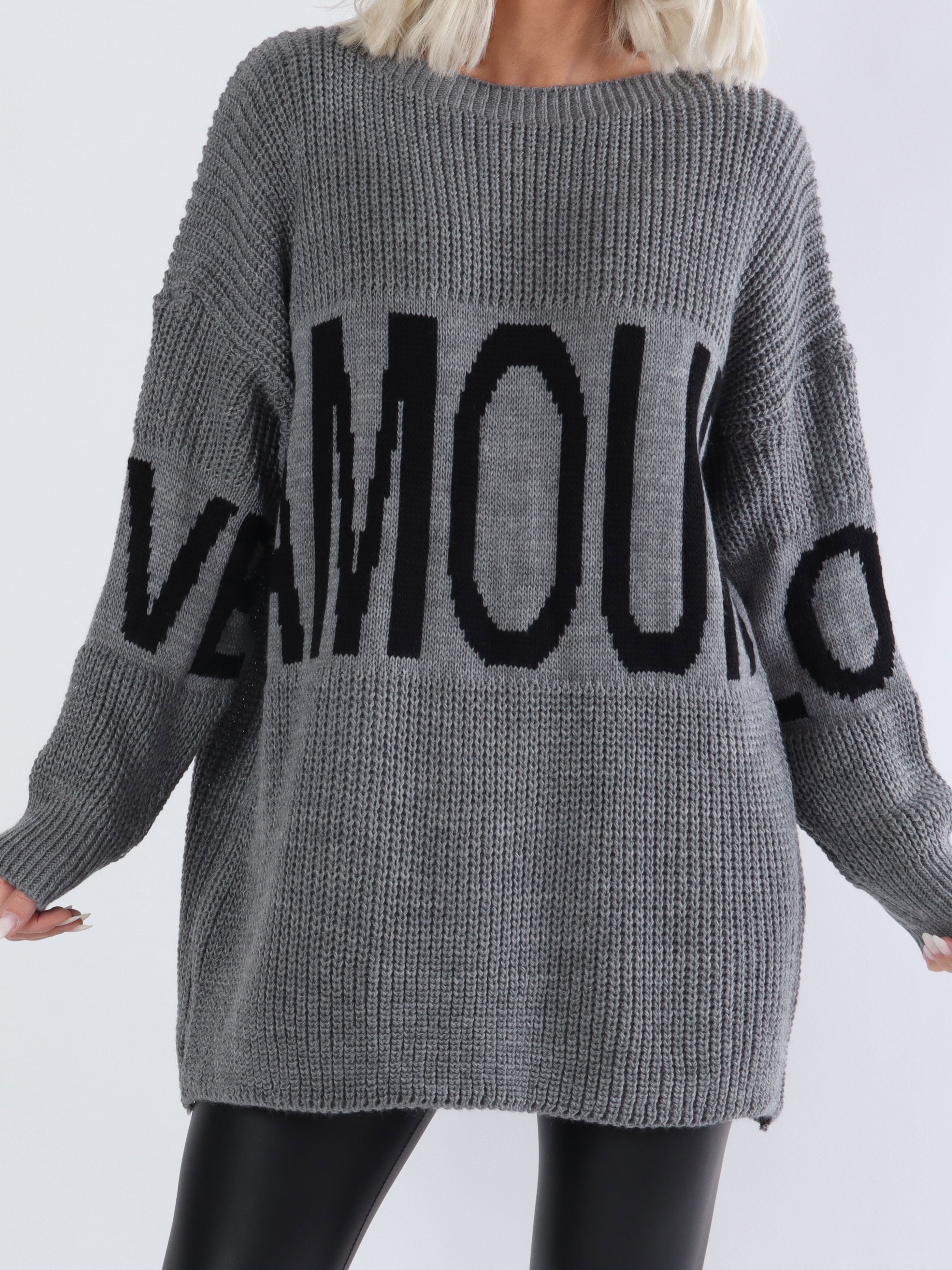 Elisa - Cool plus size stickad med text